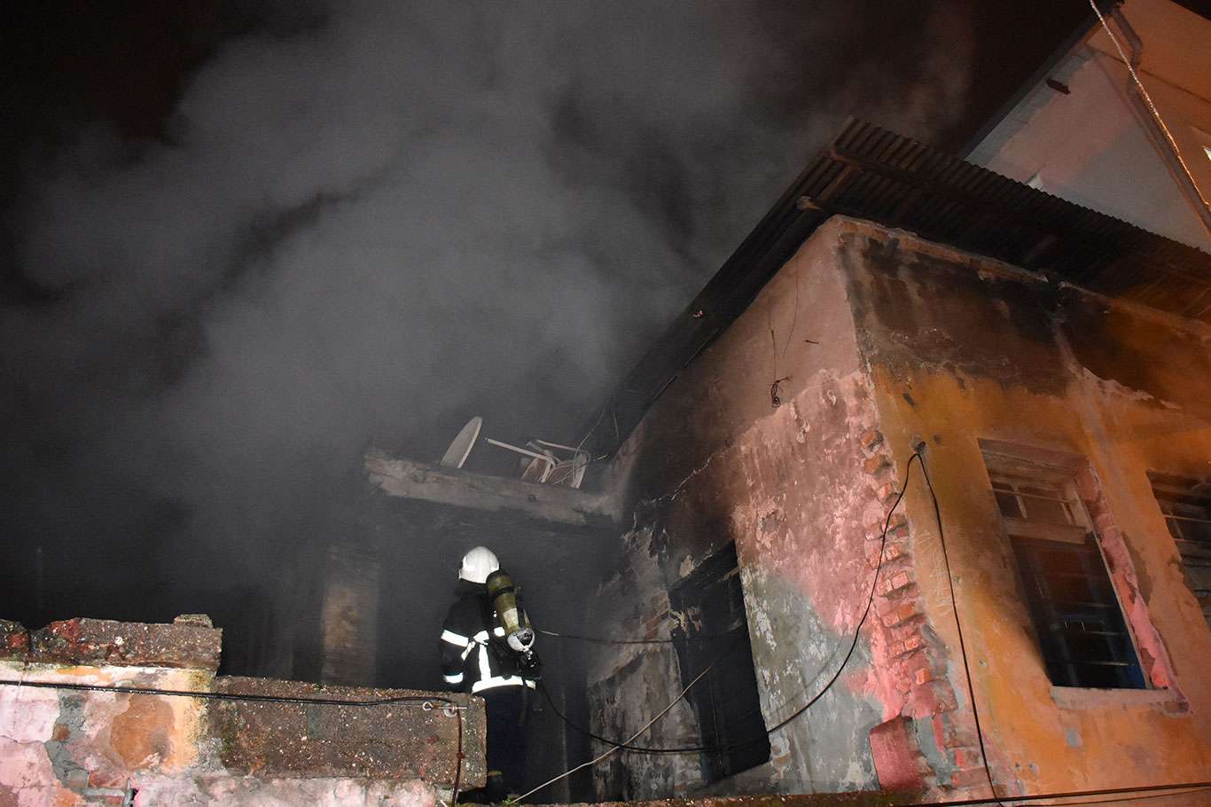 Metruk evde çıkan yangında bir kişi hayatını kaybetti